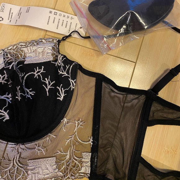 RARE Black lace bra with delicate white design - Picture 6 of 8